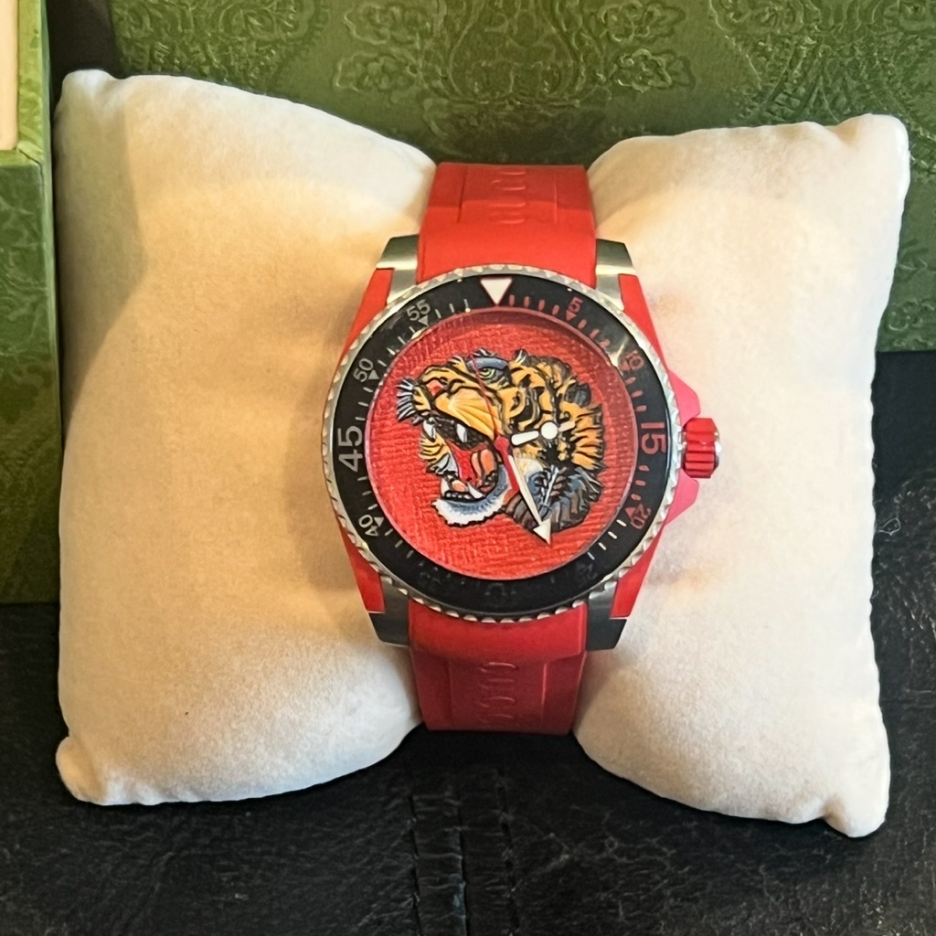 Gucci Dive Red Rubber Strap 40mm WatchIn Like New Condition